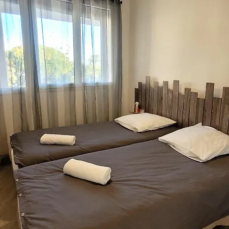 Apartamento T3 A 50 M De La *